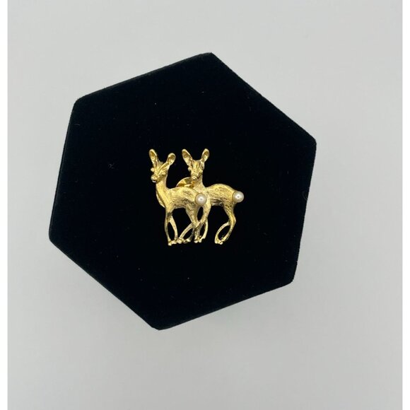 Reindeer Gold Tone Christmas Pin Faux Pearls Tails - Picture 2 of 10